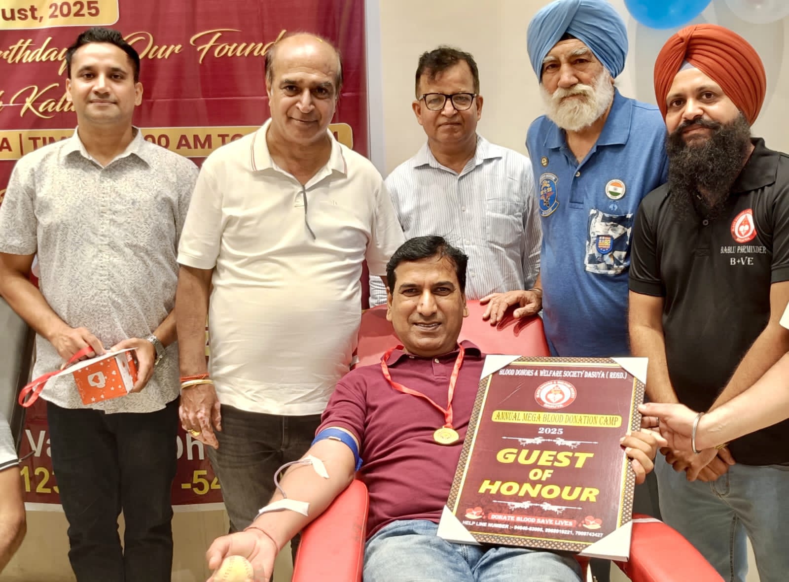 Social worker and journalist Sanjeev Kumar donated blood, said - "I feel proud to be a part of this great service".